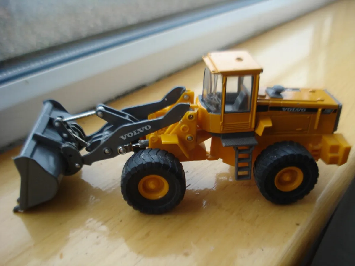 VOLVO DIECAST METAL MODEL WHEEL LOADER & CABS. - Image 2