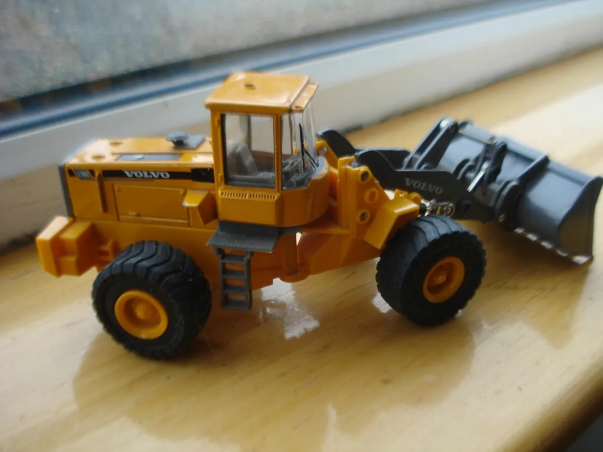 VOLVO DIECAST METAL MODEL WHEEL LOADER & CABS. - Image 3