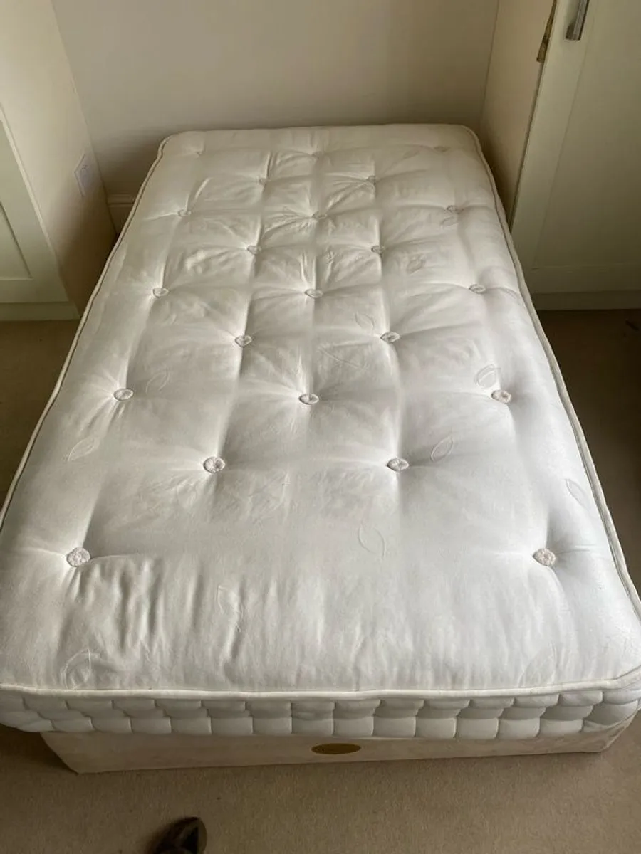 Small double bed (3/4 bed) with mattress - Image 3