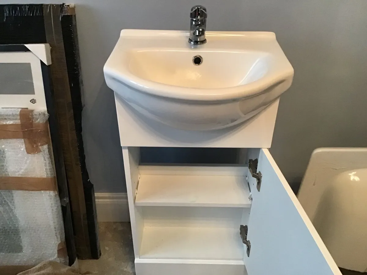 Vanity unit with sink and taps - Image 1