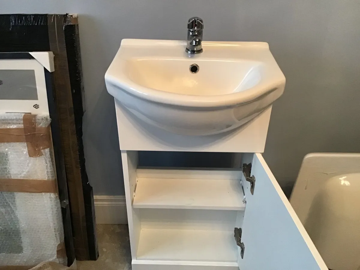 Vanity unit with sink and taps - Image 2
