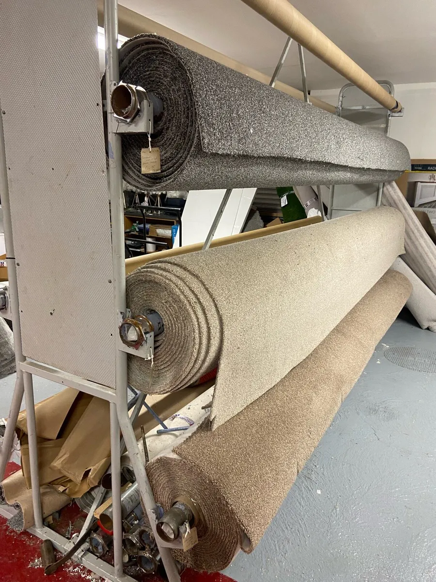 Vinyl and carpet stands need gone - Image 3