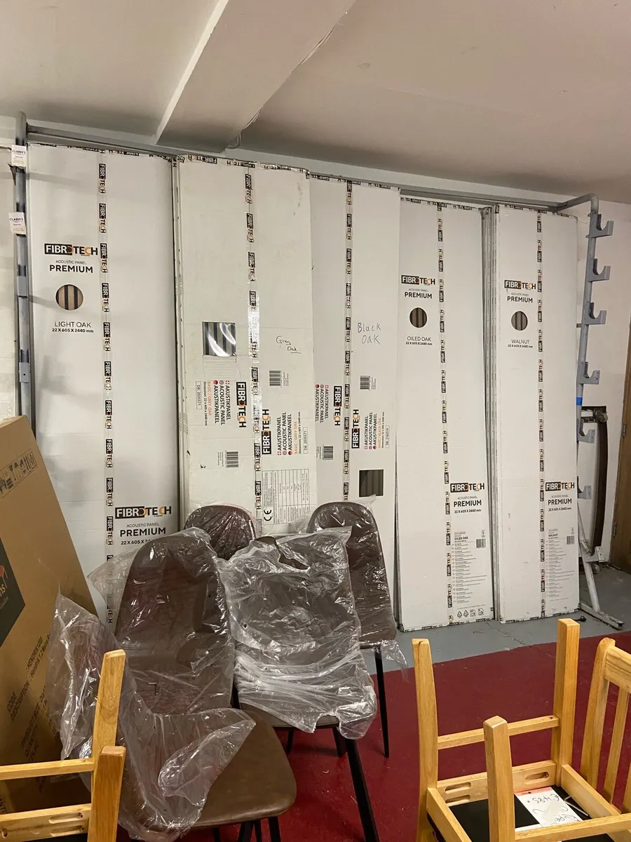 Vinyl and carpet stands need gone - Image 4