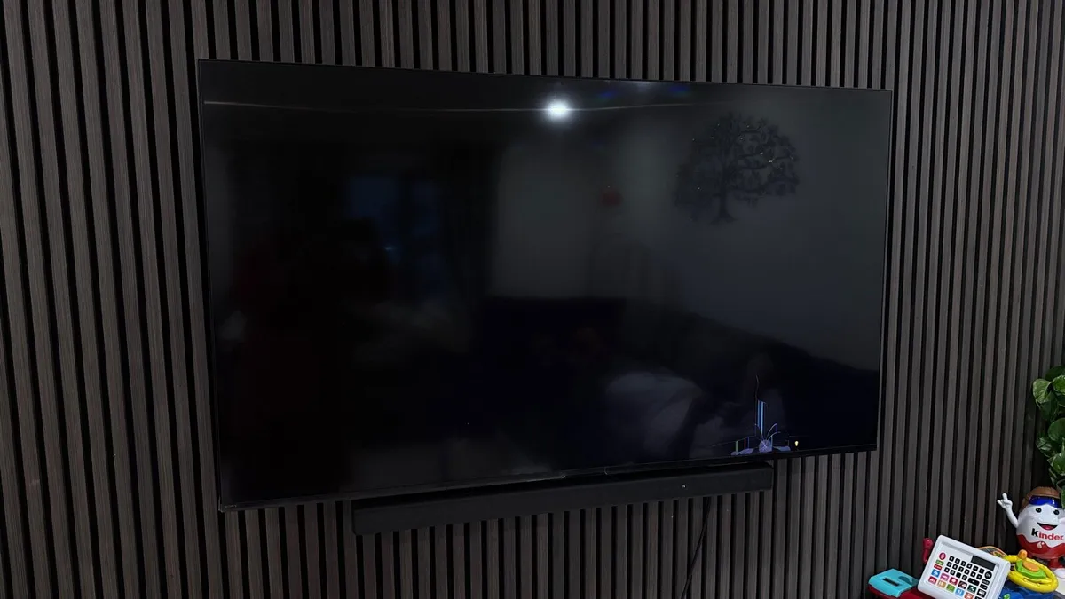 Sony BRAVIA 4K 65” with damaged display - Image 3