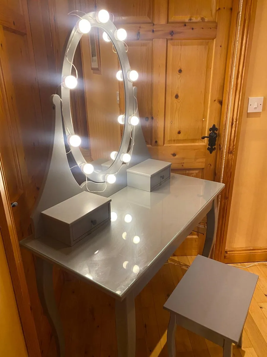 Hemnes dressing table with mirror - Image 1