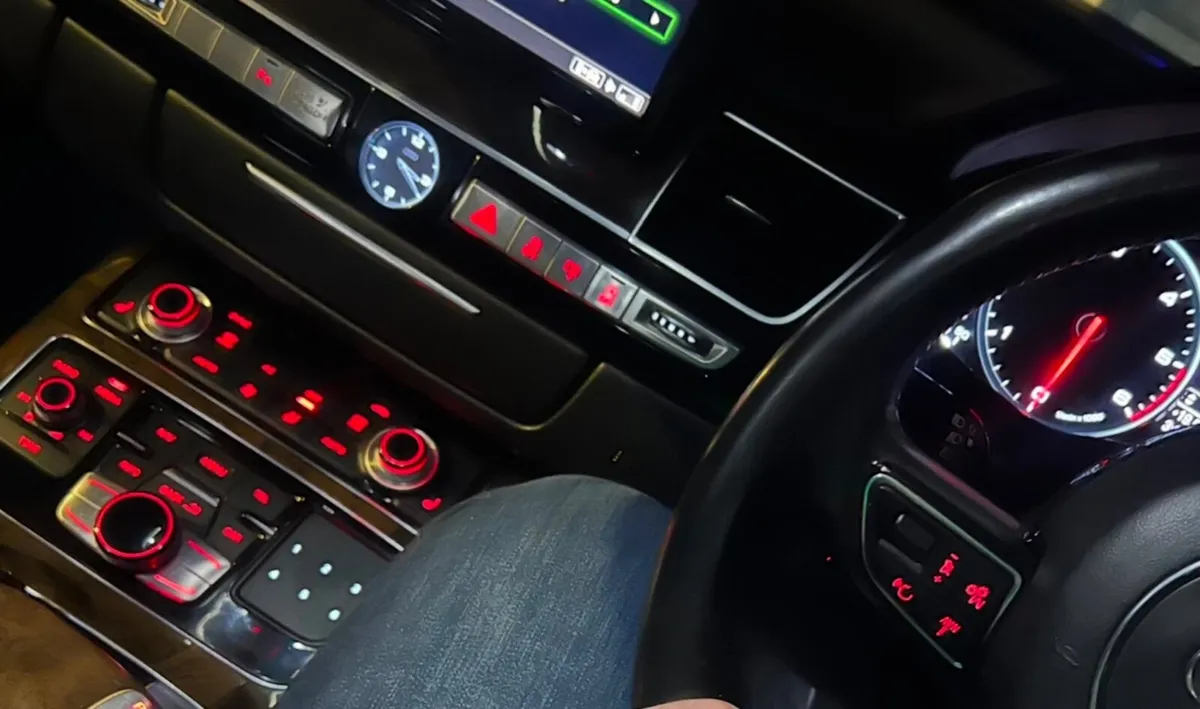 Audi A8 2011 - Image 2