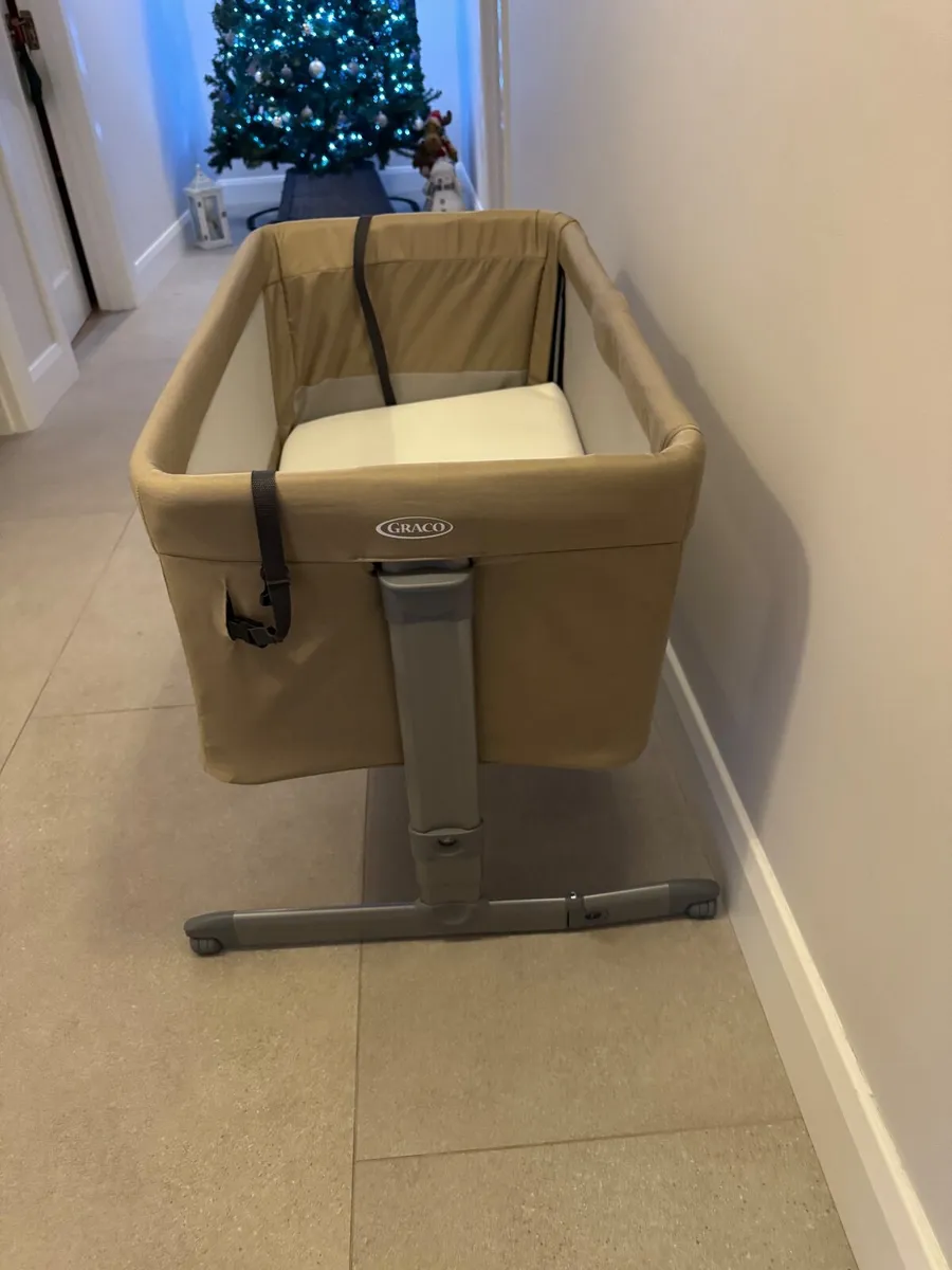 Graco Bedside Crib - Image 1