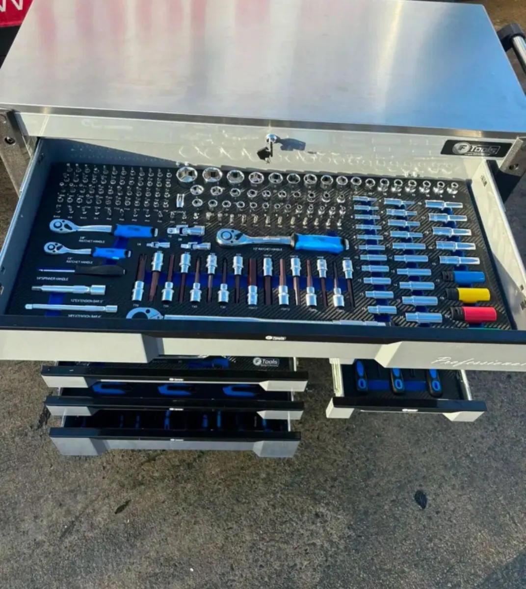 NEW INDUSTRIAL 12 DRAWER TOOL CHEST FULL OF TOOLS - Image 3