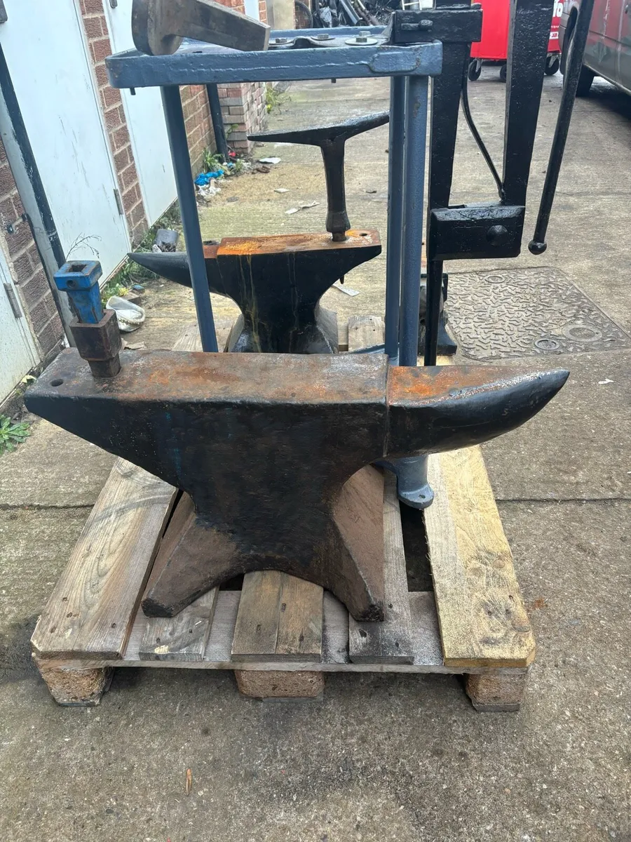 5cwt anvils 2cwt  & 40 kg p wright. - Image 1