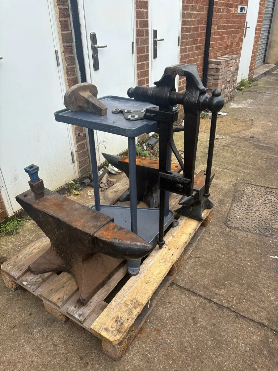 5cwt anvils 2cwt  & 40 kg p wright. - Image 2