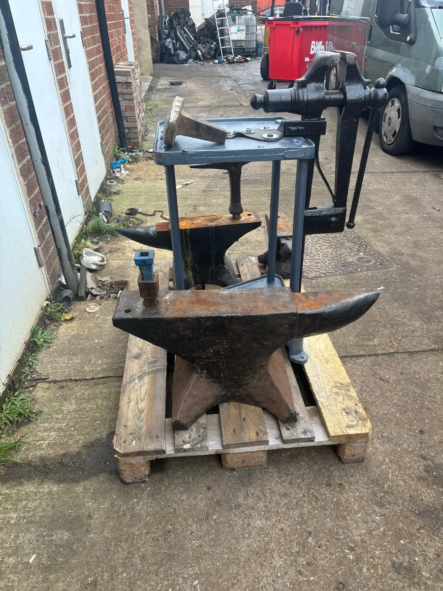 5cwt anvils 2cwt  & 40 kg p wright. - Image 3