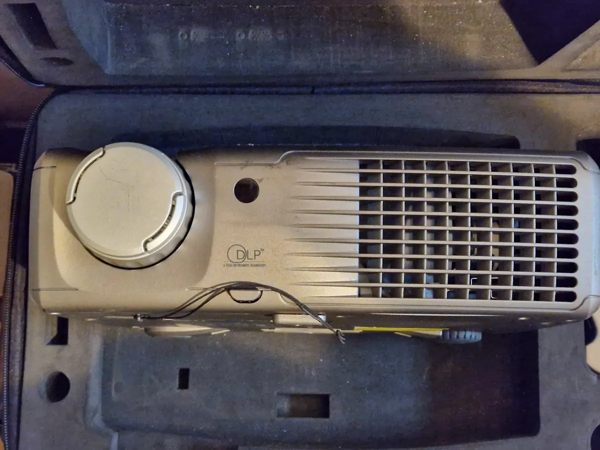 Dell Projector in Lovely Leather Case with Manual - Image 2