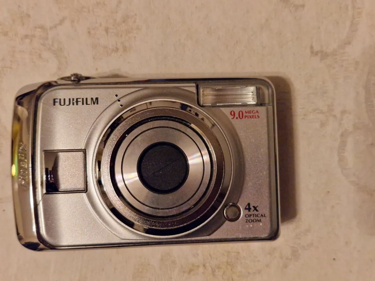 Fujifilm Finepix A900 9 MP Digital Camera - Image 1