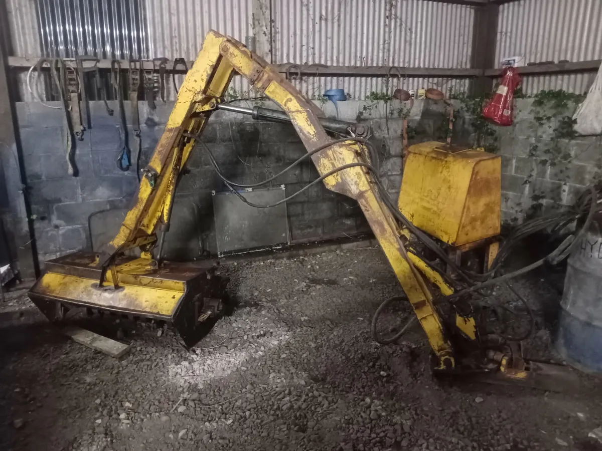 Side mounted hedge cutter - Image 1