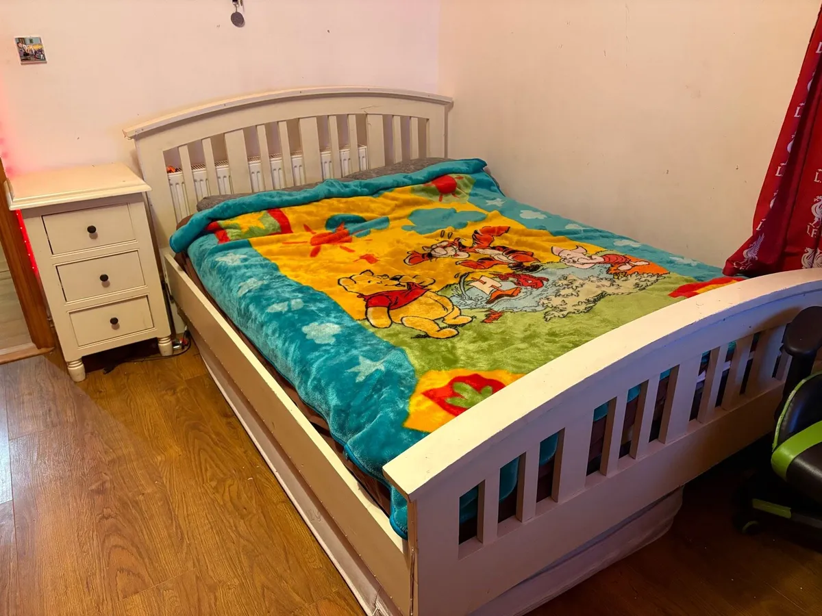 Double bed , locker and chest of drawers - Image 1