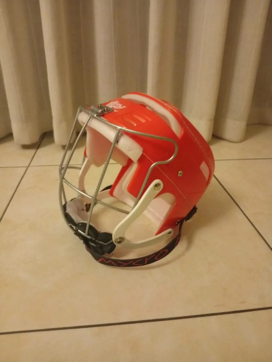 Red gola/skateboarder - Image 1