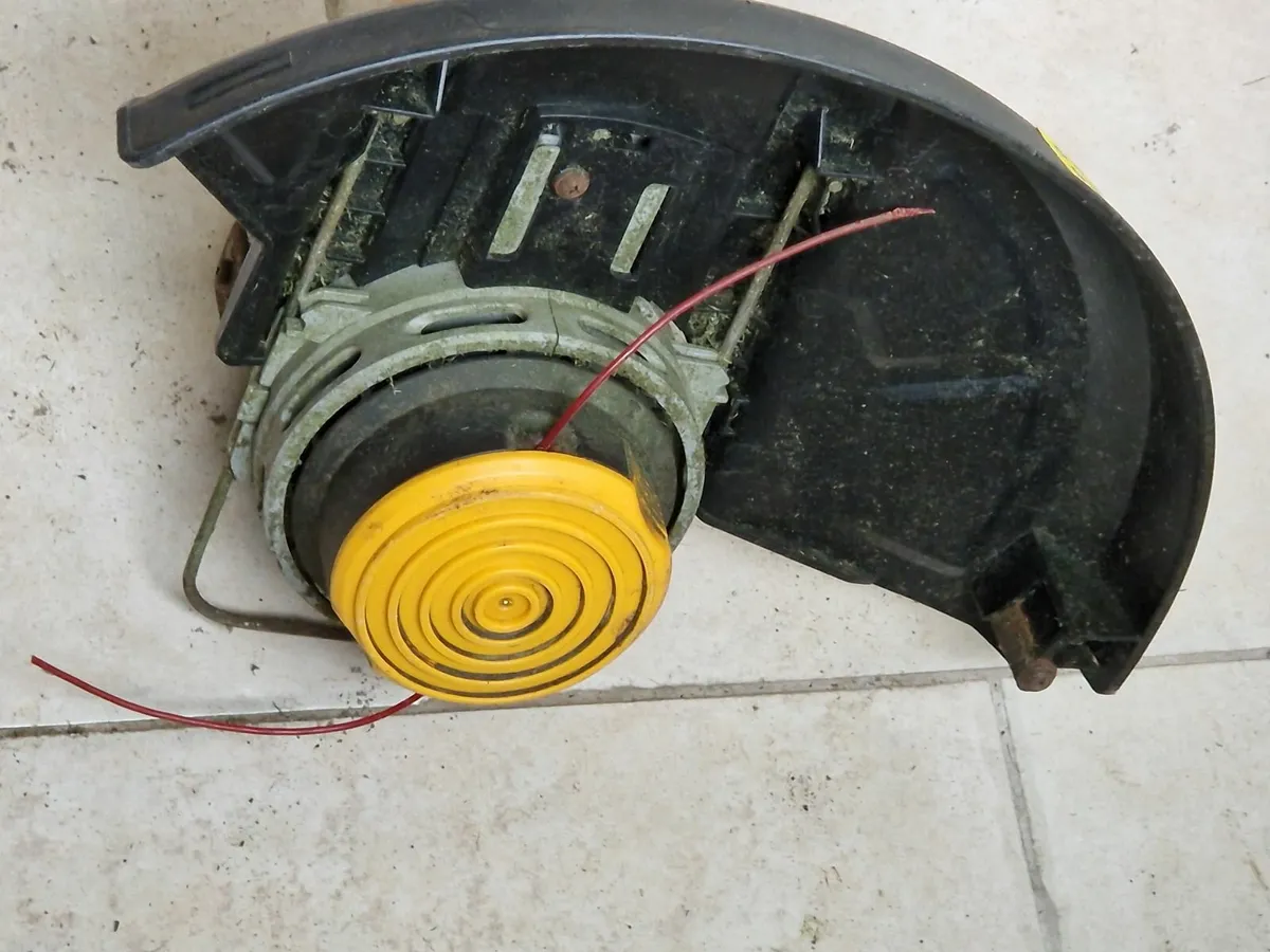 Titan TTB820GGT 600W 230V Electric Grass Trimmer - Image 3