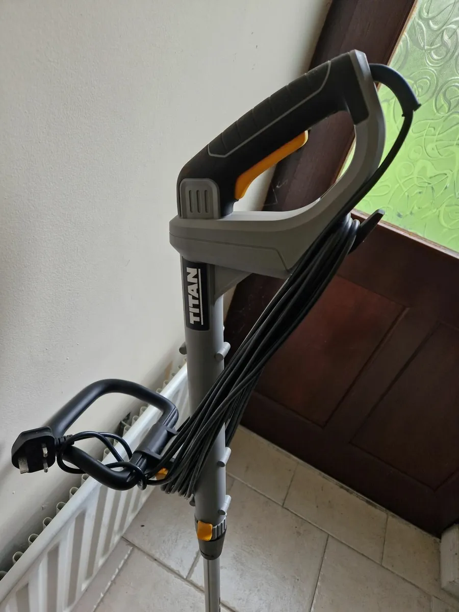 Titan TTB820GGT 600W 230V Electric Grass Trimmer - Image 2