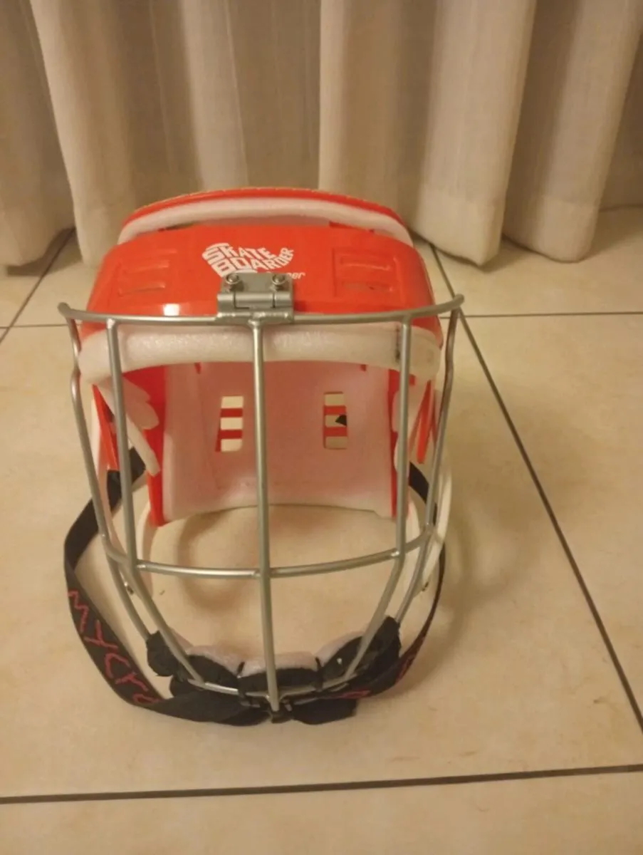 Red gola/skateboarder - Image 2