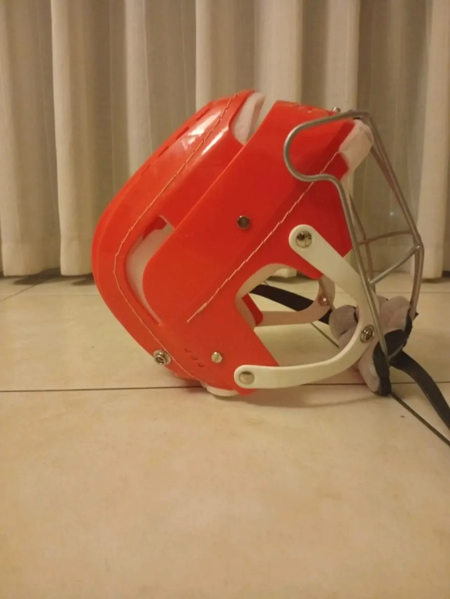 Red gola/skateboarder - Image 3