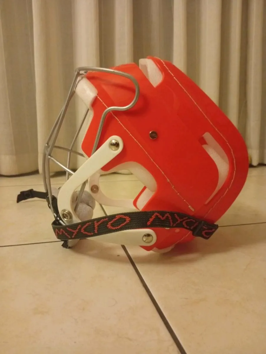 Red gola/skateboarder - Image 4