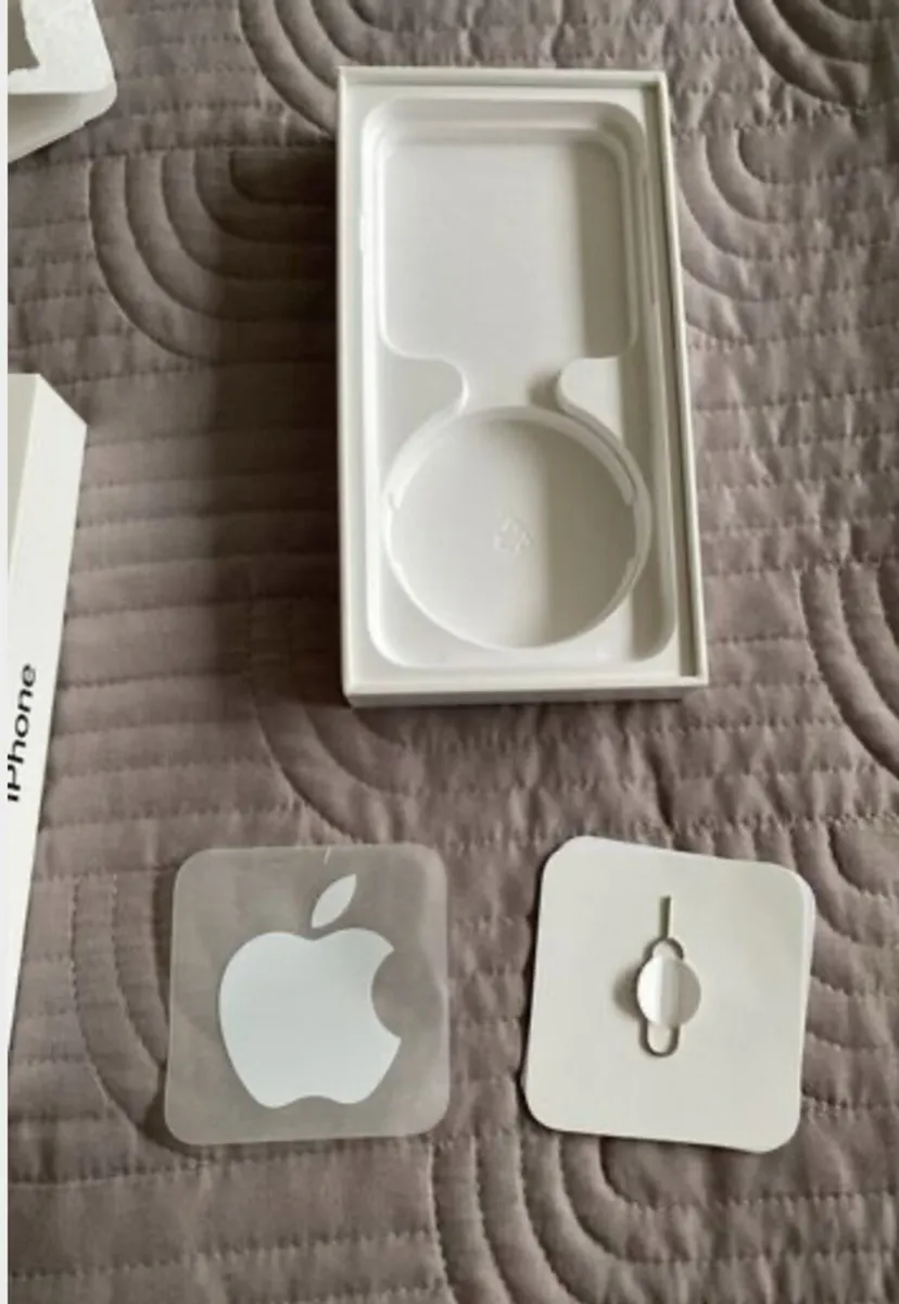 Apple iPhone Se 3rd Gen 64Gb (Box Only) - Image 2