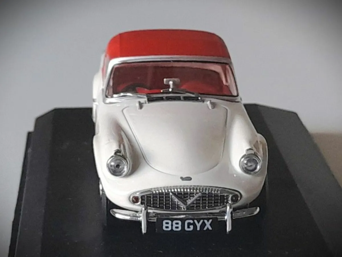 Collectable Oxford Diecast 1:43 – Daimler SP250 - Image 2