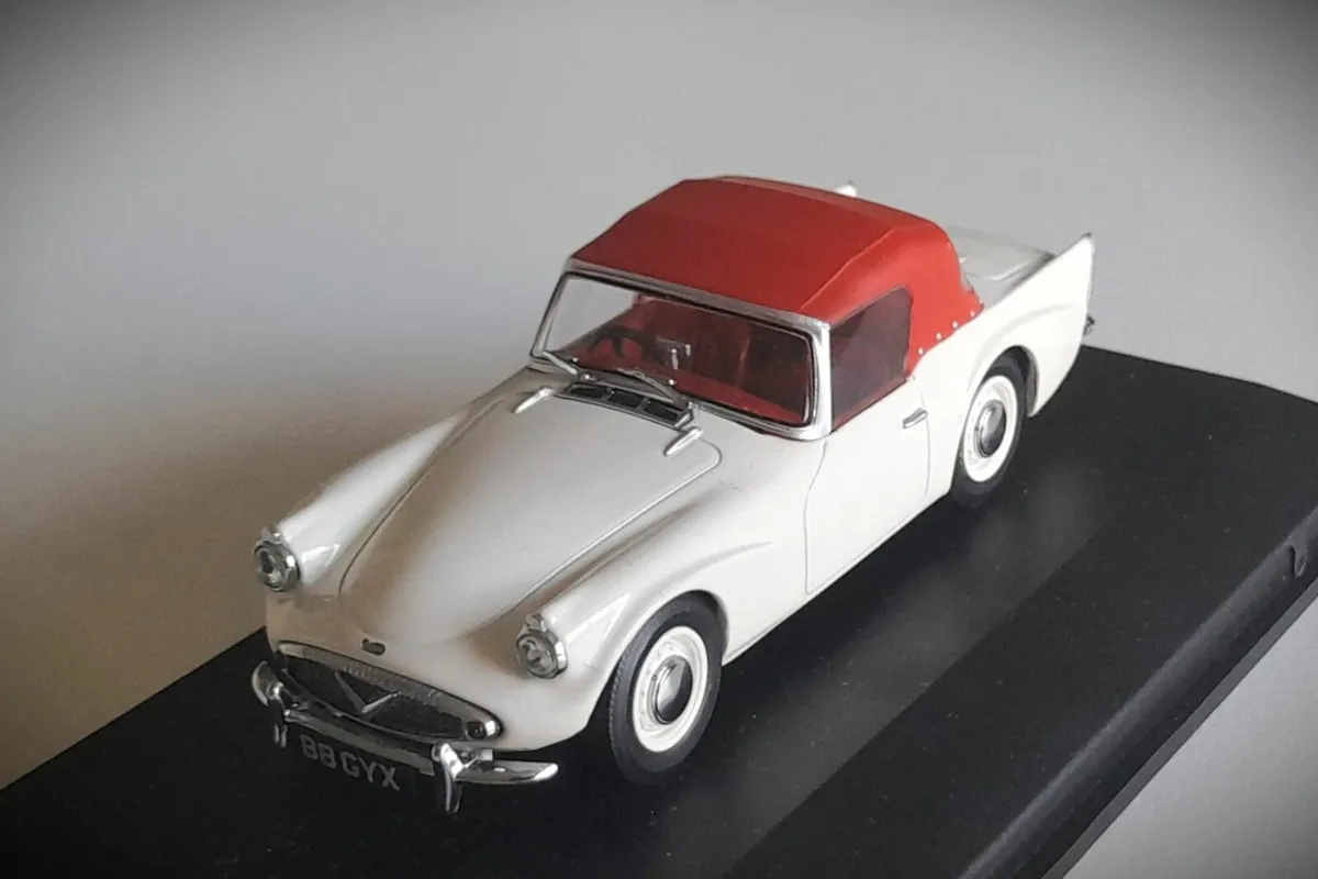 Collectable Oxford Diecast 1:43 – Daimler SP250 - Image 1