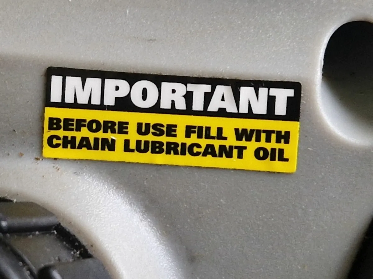 Titan 2000W 230-240V Electric 40cm Chainsaw - Image 2