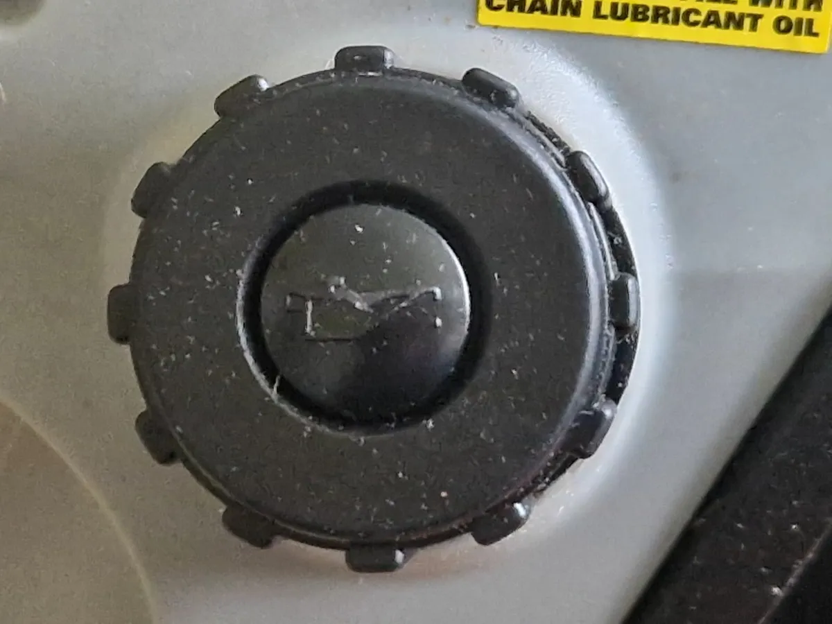 Titan 2000W 230-240V Electric 40cm Chainsaw - Image 3