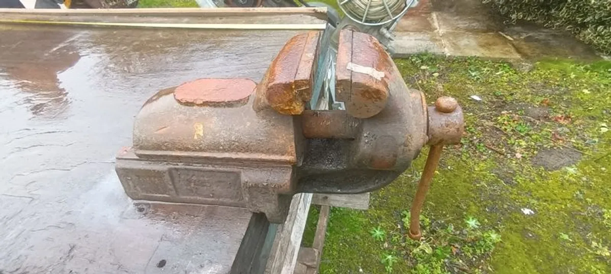 Bench Vise and work bench - Image 1