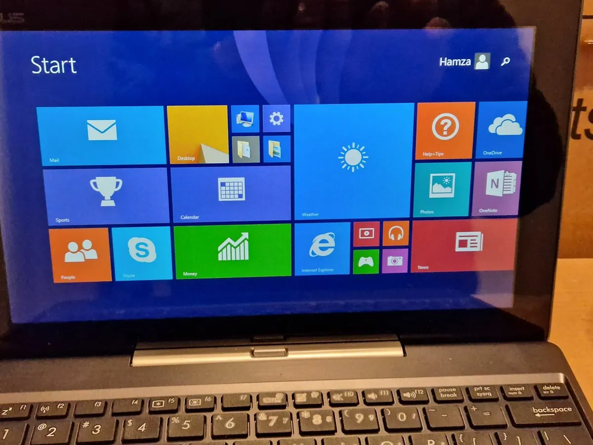 ASUS Laptop Tablet CN9935, Windows 8, 2GB Ram 64GB - Image 1