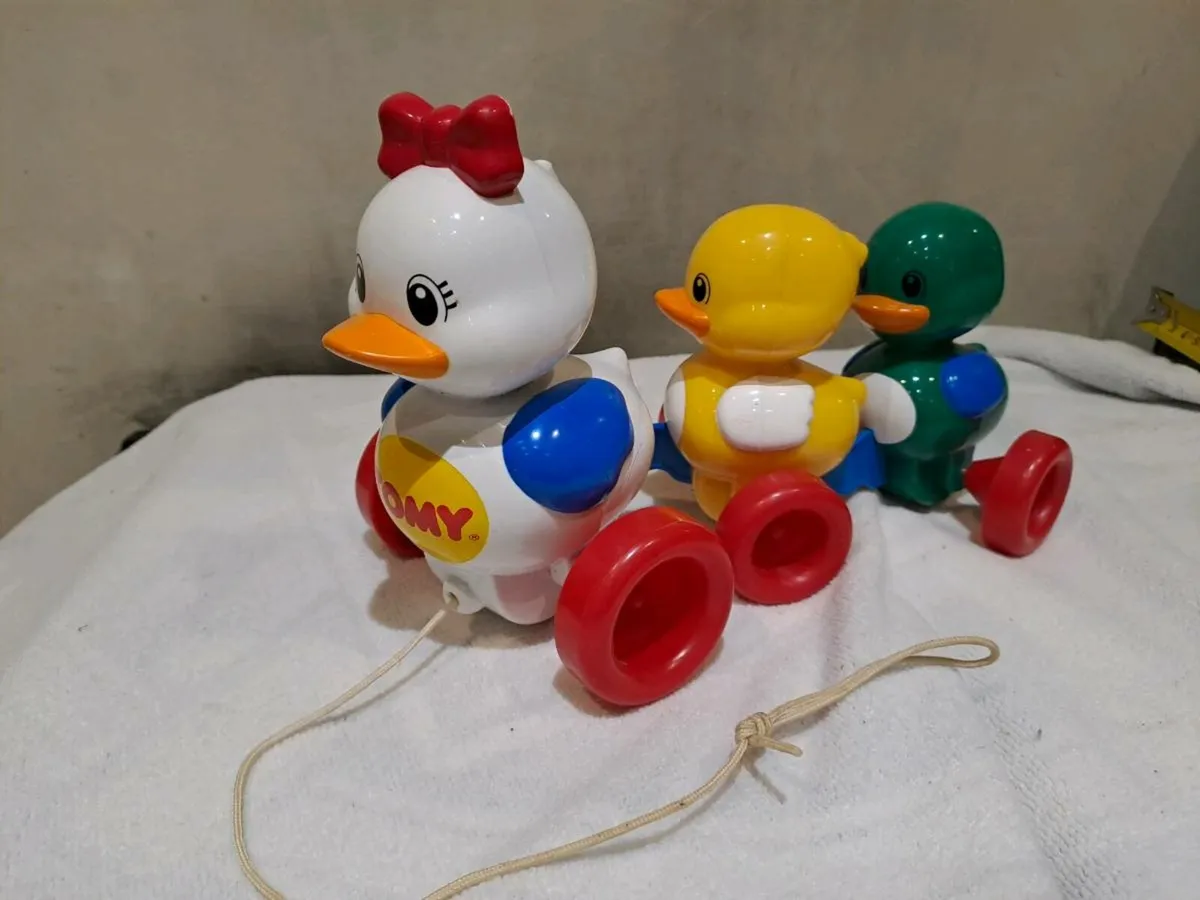 Tomy Quack Along Ducks pull-along toy - Image 1