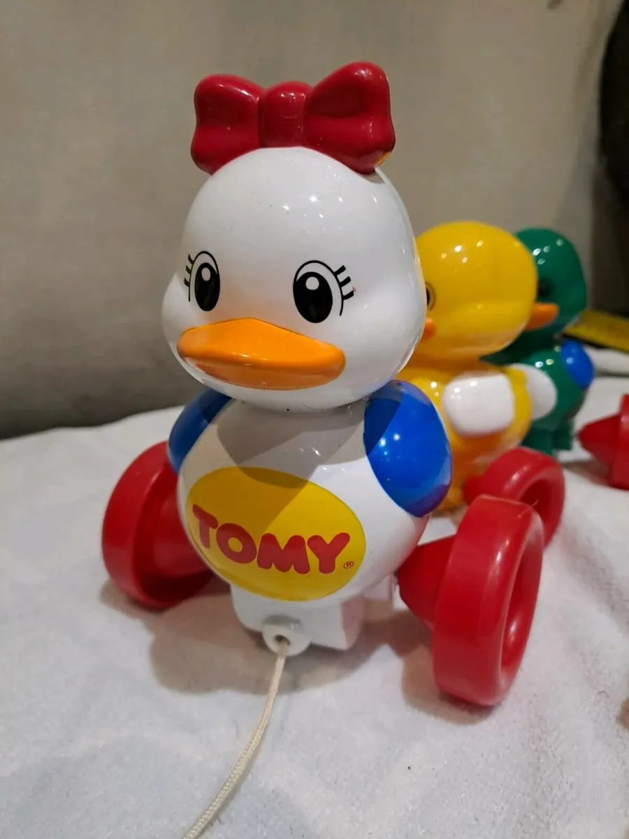 Tomy Quack Along Ducks pull-along toy - Image 2