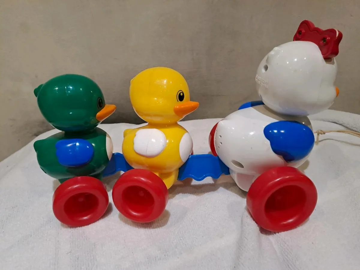 Tomy Quack Along Ducks pull-along toy - Image 3