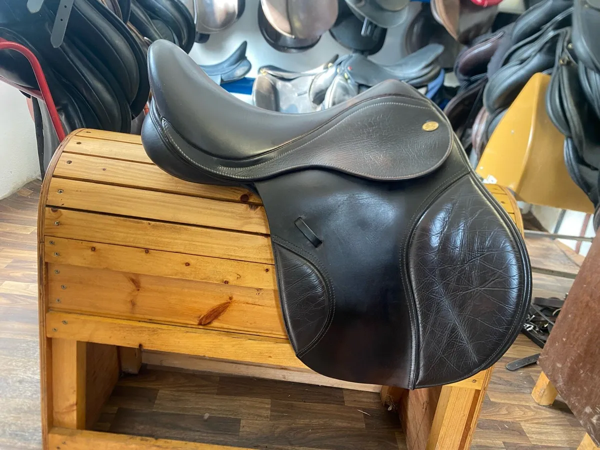 17.5 adjustable Kent and master Leather saddle - Image 1