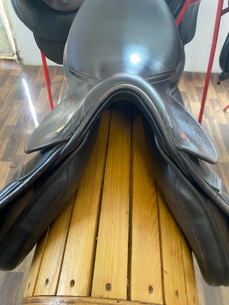 17.5 adjustable Kent and master Leather saddle - Image 4