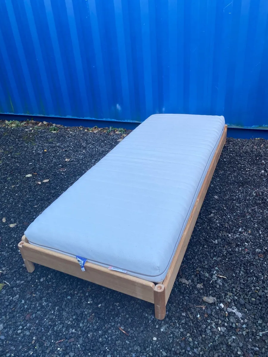 Single bed - Image 1