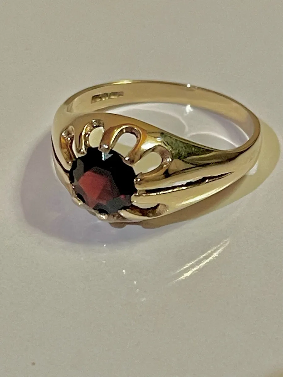 9ct Gold Garnet Ring - Image 1