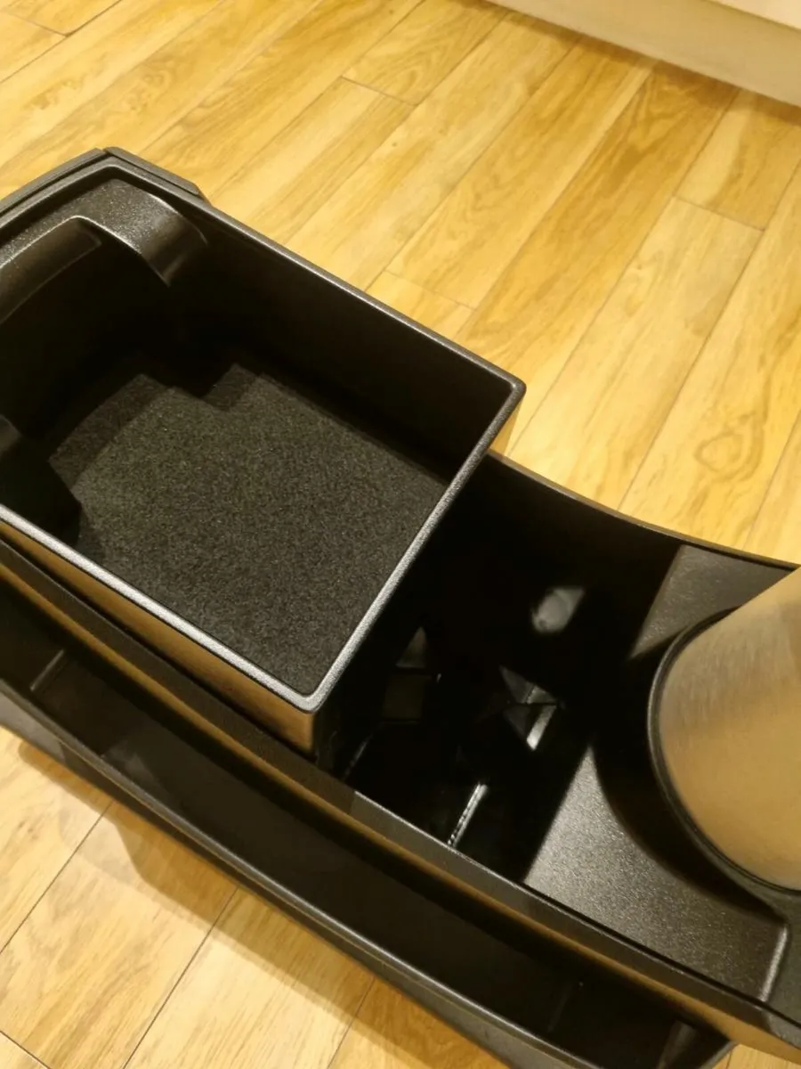 Volkswagon caravelle table and storage - Image 2