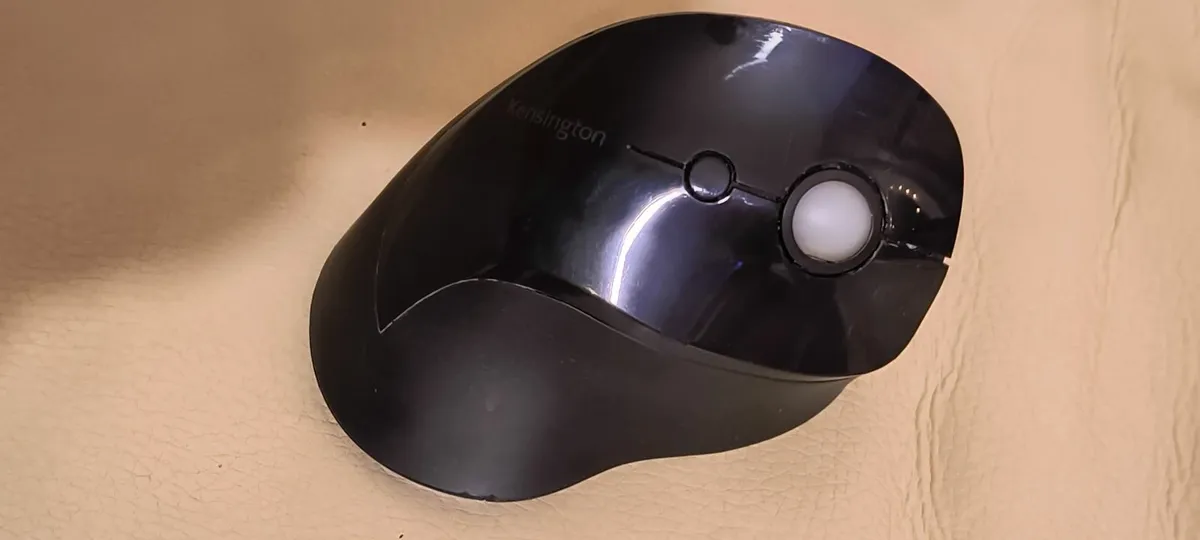 Vertical Wireless Mouse - Image 1