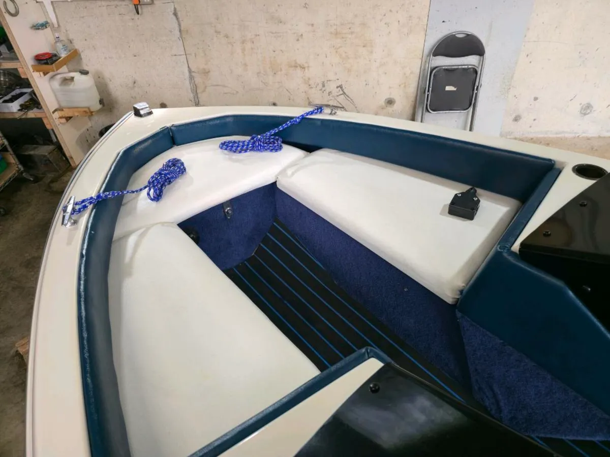 Speedboat Bayliner Capri - Image 4