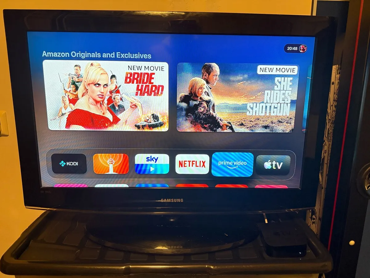2x 32” Samsung TVs