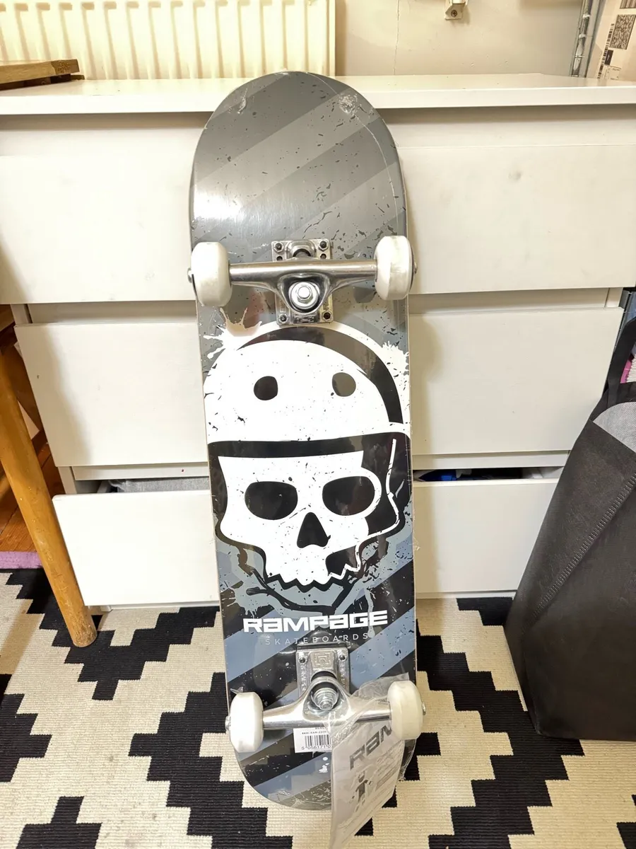 Skate board - Image 1