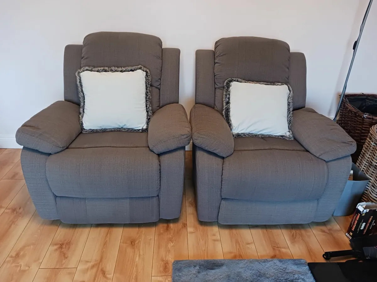 Suite of furniture - Image 1