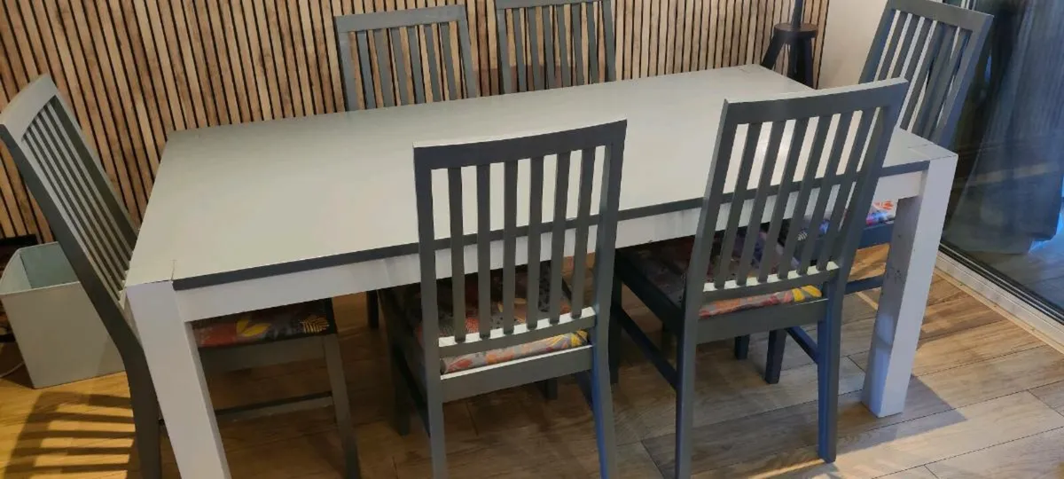 Dining table and chairs - Image 1