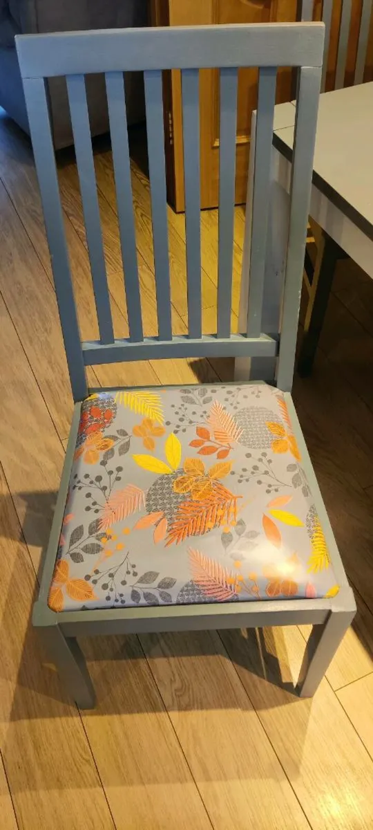 Dining table and chairs - Image 2