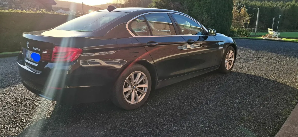 BMW 5-Series 2011 - Image 2