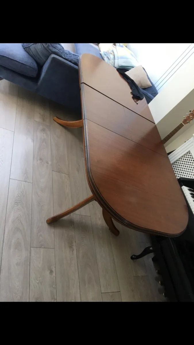 Table & chairs - Image 3