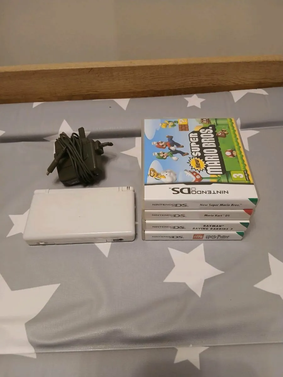 Nintendo ds lite bundle - Image 1